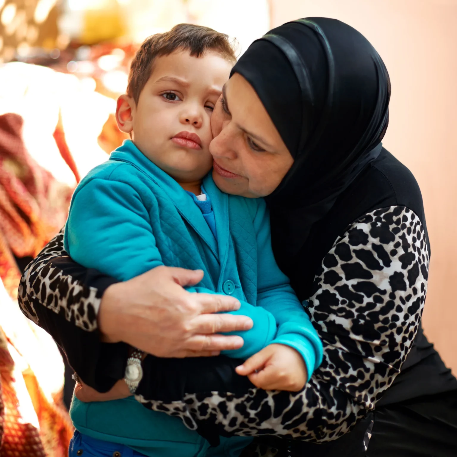 Mère tenant son jeune enfant dans ses bras