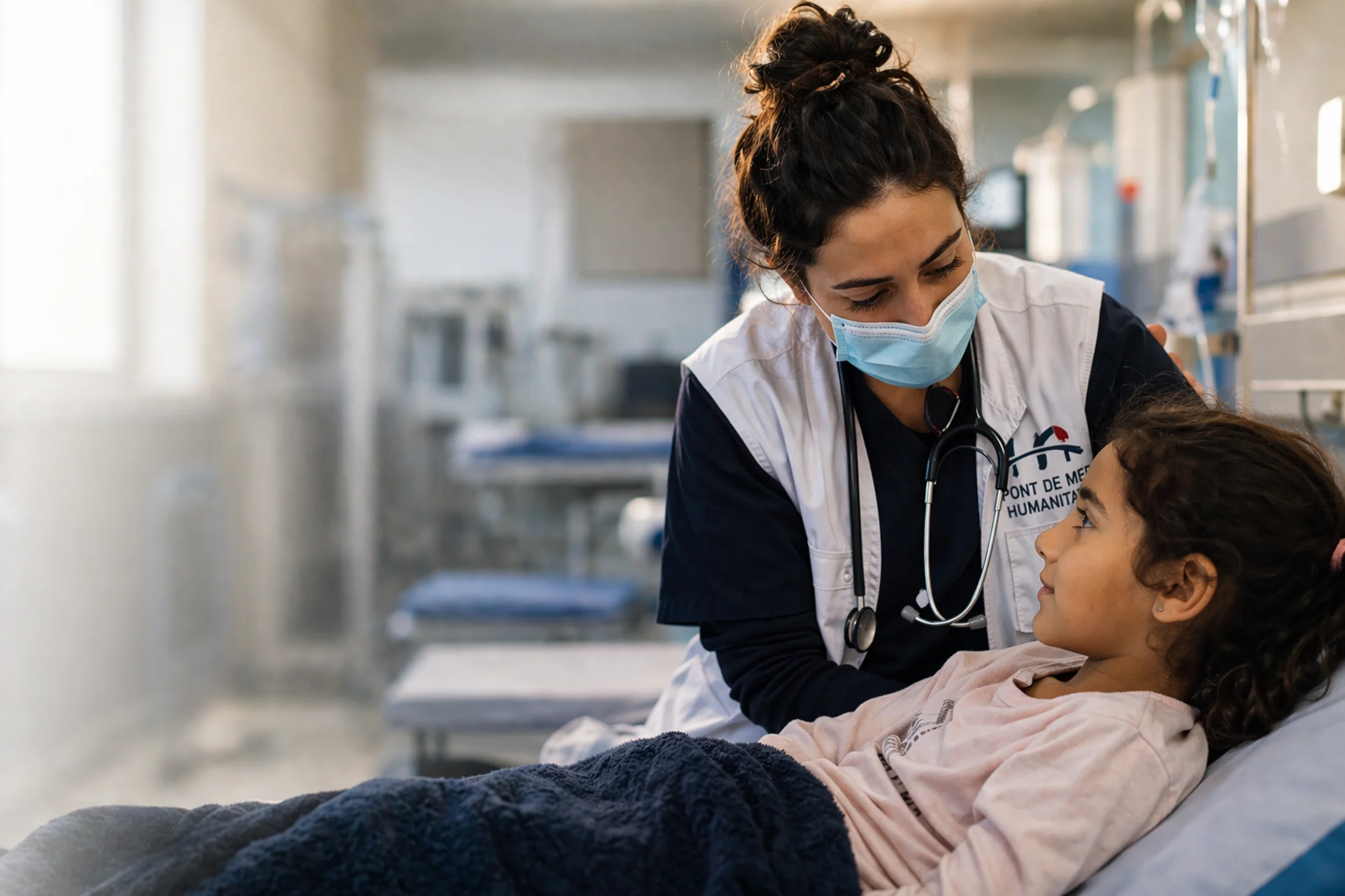 Professionnelle de santé accompagnant une jeune patiente dans son parcours de soins