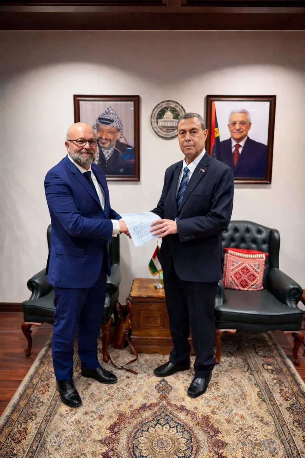 Jérôme Tinard presenting the Al Rayyes family case file to Mr Diab Al-Louh, Ambassador of the State of Palestine to Egypt, in Cairo on 10 March 2026