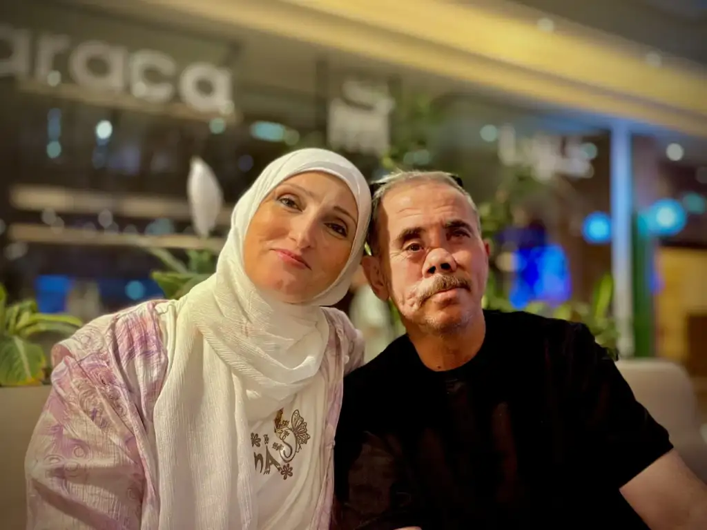 Couple réuni au Caire après un parcours d’évacuation.