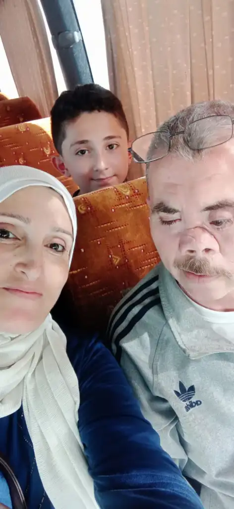 Famille en déplacement par bus lors d’une évacuation depuis Rafah.