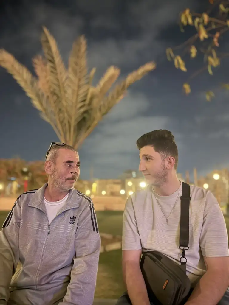Retrouvailles entre un père et son fils au Caire.