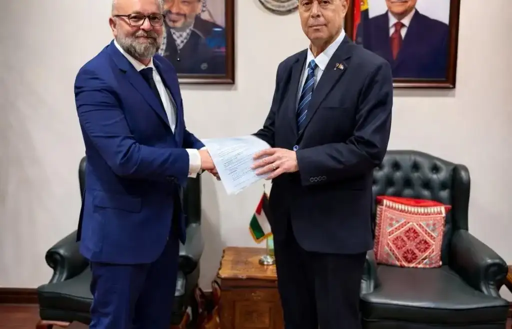 Jérôme Tinard remet le dossier de la famille Al Rayyes à M. Diab Al-Louh, ambassadeur de Palestine en Égypte, au Caire le 10 mars 2026.