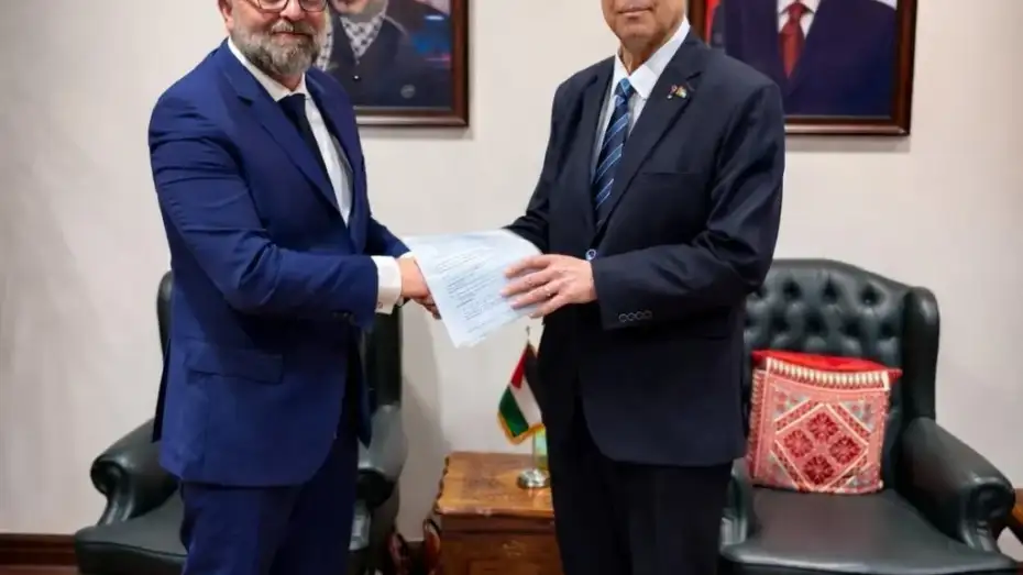 Jérôme Tinard remet le dossier de la famille Al Rayyes à M. Diab Al-Louh, ambassadeur de Palestine en Égypte, au Caire le 10 mars 2026.